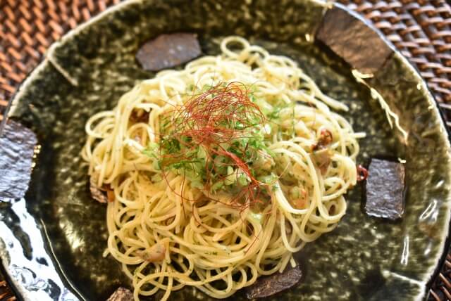 料理の上にある赤くて細いヒゲみたいなヤツ あれはいったいナニ あかラボ